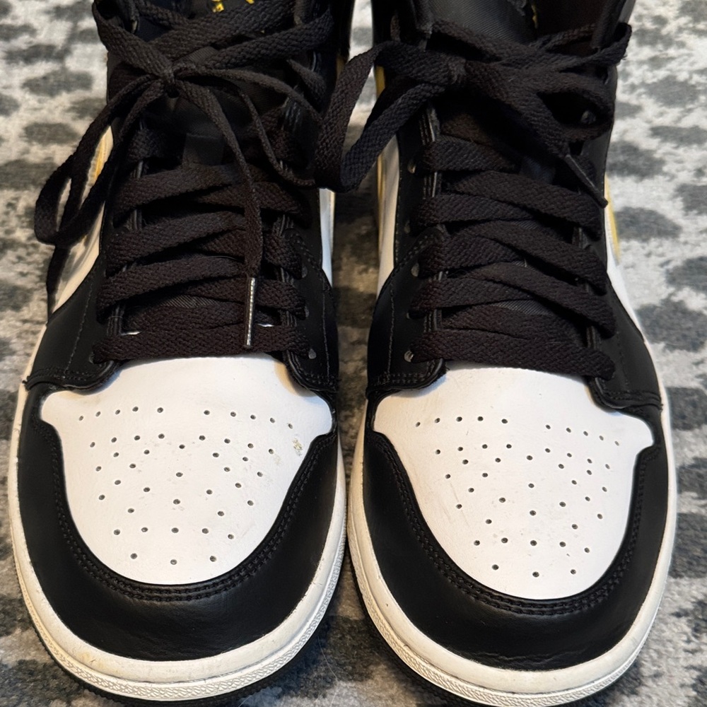 Nike Men's Black and Yellow Jordan - Picture 3 of 7